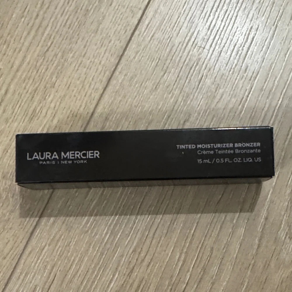 Bronzer by Laura Mercier Sunstone tinted moisturizer bronzer